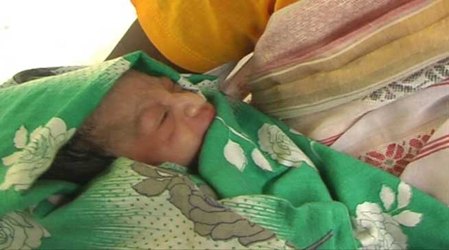 अस्पताल के बरामदे में एक प्रसूती ने जन्मा बच्चा