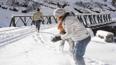 सिक्किम और अरुणाचल में भारी बर्फबारी, सैलानी उठा रहे हैं लुत्फ़